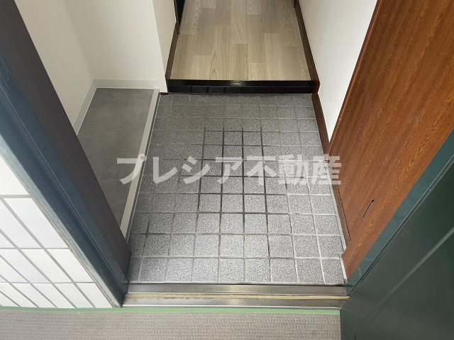 ロイヤルハイツ甲子園口の玄関
