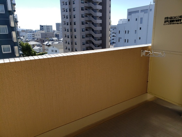 橘センタービルのバルコニー|お洗濯にも便利なバルコニー付き