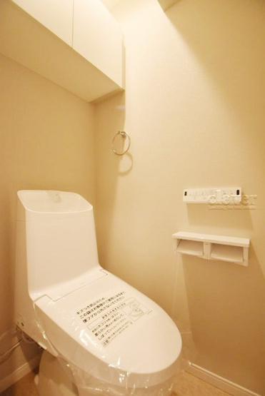【トイレ】 | トダカ勝どきコーポ | 温水洗浄便座付き　トイレはもともと個人の領域である自宅の中でも、最もプライベートな空間です。だからこそ、ほしい「落ち着き」がここにあります。～即日のご見学可能～　お問合せはお気軽にどうぞ。
