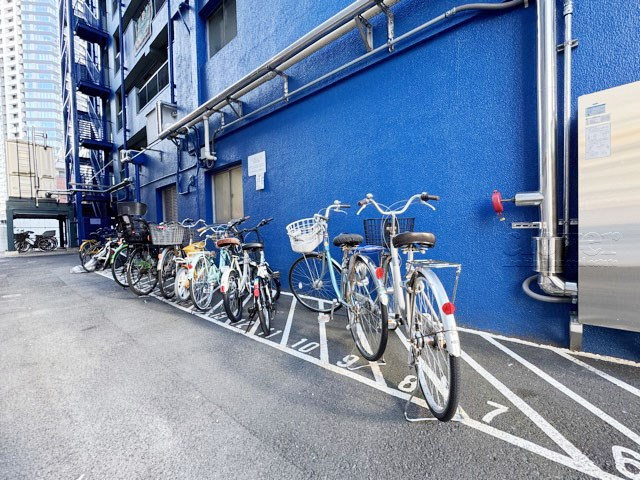 【駐輪場】 | トダカ勝どきコーポ | 自転車置き場。マンションの共用部にあたります。空きの有無や駐輪料金、各戸の台数制限などについては、改めてお問い合わせください。～即日のご見学可能～　お問合せはお気軽にどうぞ。