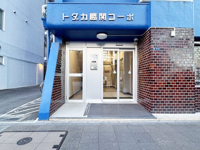 【エントランス】 | トダカ勝どきコーポ | オートロックを備えた、マンションのエントランス。やはりセキュリティの観点は欠かすことができません。皆様を“安全”に送り出し、出迎えてくれます。～即日のご見学可能～　お問合せはお気軽にどうぞ。