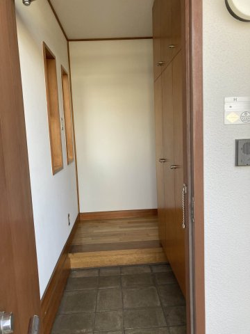 調布市富士見町１丁目のアパートの玄関