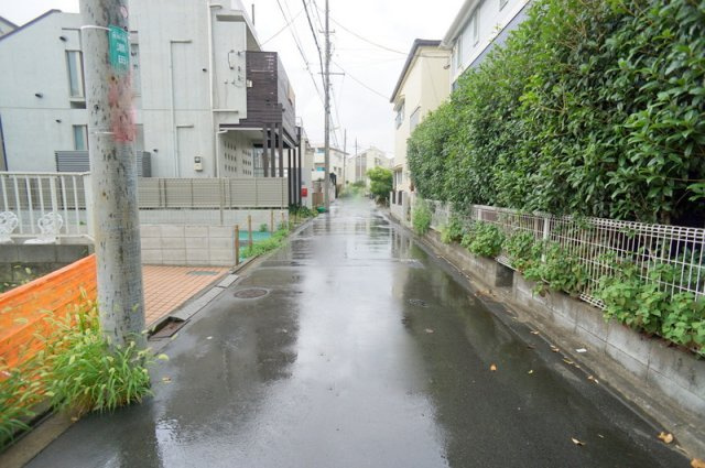 瀬田５　土地の前面道路含む現地写真|南側公道　幅員約4.0m　間口約6.7m