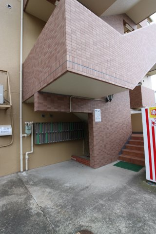 サニーパレス神陵台のエントランス