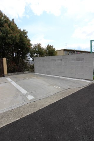 サニーパレス神陵台の駐車場