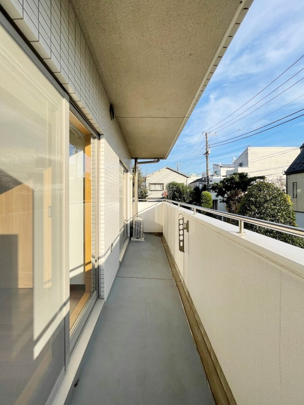 目黒区目黒本町４丁目の賃貸マンションのバルコニー|外からの目が気にならないバルコニーで洗濯物が干せます