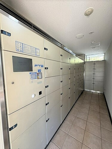 ライオンズマンションセントワーフ横濱のその他|宅配ボックス※2024年03月撮影