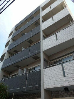 【外観】 | ラグジュアリーアパートメント東中野 | 鉄筋コンクリート造のがっちりとした建物。