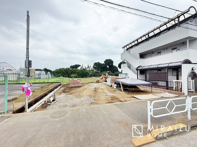 【外観】 | 青く澄み渡った綺麗な空と、陽の光をたっぷりと受ける、そんな新築住宅で新生活をスタートしてみませんか？見学・ご相談等、ミライズホーム(株)までお気軽にご連絡下さい。