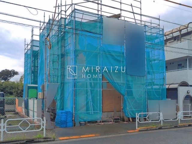 【外観】 | 青く澄み渡った綺麗な空と、陽の光をたっぷりと受ける、そんな新築住宅で新生活をスタートしてみませんか？見学・ご相談等、ミライズホーム(株)までお気軽にご連絡下さい♪