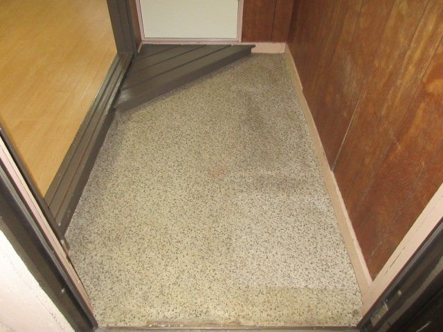 小林貸家西4・5の玄関