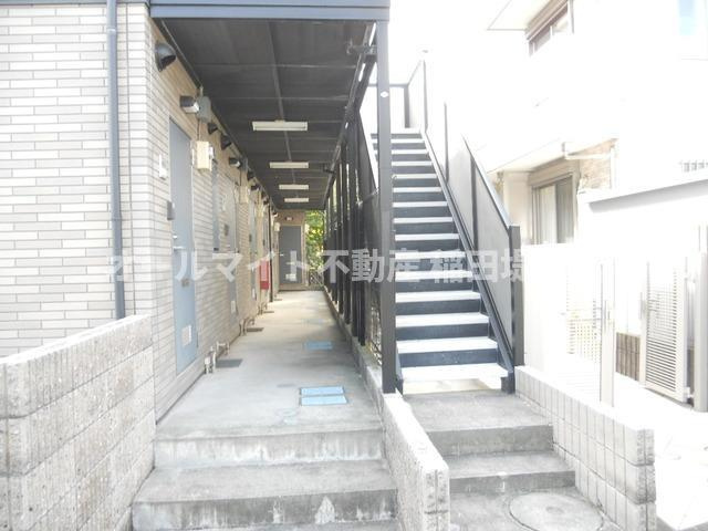 川崎市多摩区宿河原６丁目のアパートのエントランス