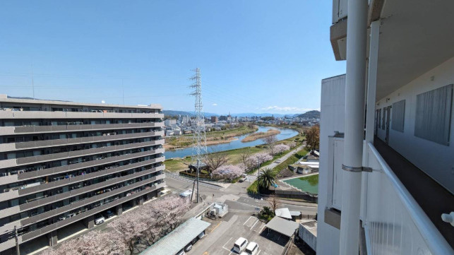 「子育て＆買い物至便な3LDK」高知市鴨部1丁目鏡川コーポ　中古マンションの展望|前面を遮るものがなく、遠くまで見渡せる心地よい眺望。