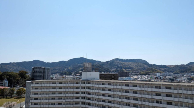 「子育て＆買い物至便な3LDK」高知市鴨部1丁目鏡川コーポ　中古マンションの展望|澄み渡る青空と四季折々の山並みを楽しめる開放的なロケーション。