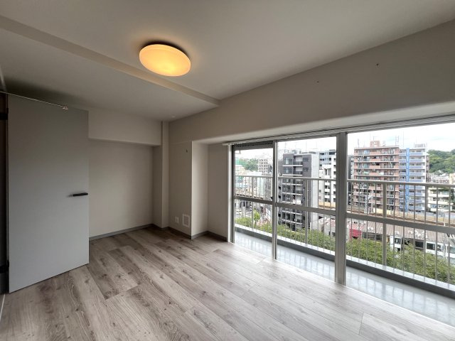 バルコニーから四季を感じる大岡川を一望♪春の桜並木は圧巻☆朝まず外を眺めるのが習慣化しちゃいそうでコワい！！身も心もレインボーになれる【伊勢佐木町レインボーマンション】リノベーションの洋室|個人の部屋や寝室として使える洋室です
