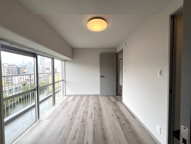バルコニーから四季を感じる大岡川を一望♪春の桜並木は圧巻☆朝まず外を眺めるのが習慣化しちゃいそうでコワい！！身も心もレインボーになれる【伊勢佐木町レインボーマンション】リノベーションの洋室|個人の部屋や寝室として使える洋室です