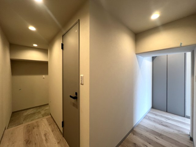 バルコニーから四季を感じる大岡川を一望♪春の桜並木は圧巻☆朝まず外を眺めるのが習慣化しちゃいそうでコワい！！身も心もレインボーになれる【伊勢佐木町レインボーマンション】リノベーションのその他共用部分