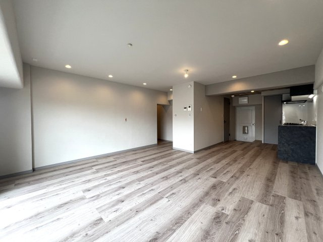 バルコニーから四季を感じる大岡川を一望♪春の桜並木は圧巻☆朝まず外を眺めるのが習慣化しちゃいそうでコワい！！身も心もレインボーになれる【伊勢佐木町レインボーマンション】リノベーションの居間・リビング|使いやすい居間です
