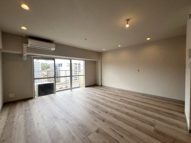 バルコニーから四季を感じる大岡川を一望♪春の桜並木は圧巻☆朝まず外を眺めるのが習慣化しちゃいそうでコワい！！身も心もレインボーになれる【伊勢佐木町レインボーマンション】リノベーションの居間・リビング|ゆったり過ごせるリビングです