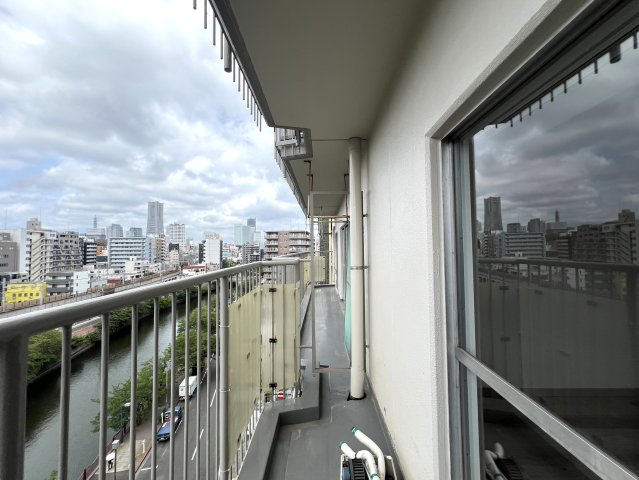 バルコニーから四季を感じる大岡川を一望♪春の桜並木は圧巻☆朝まず外を眺めるのが習慣化しちゃいそうでコワい！！身も心もレインボーになれる【伊勢佐木町レインボーマンション】リノベーションのバルコニー|バルコニー付きです