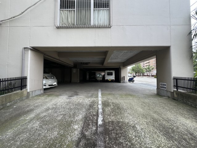 バルコニーから四季を感じる大岡川を一望♪春の桜並木は圧巻☆朝まず外を眺めるのが習慣化しちゃいそうでコワい！！身も心もレインボーになれる【伊勢佐木町レインボーマンション】リノベーションの駐車場|駐車スペースもあります