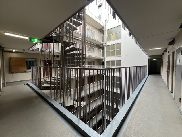 バルコニーから四季を感じる大岡川を一望♪春の桜並木は圧巻☆朝まず外を眺めるのが習慣化しちゃいそうでコワい！！身も心もレインボーになれる【伊勢佐木町レインボーマンション】リノベーションのその他共用部分