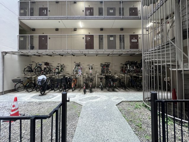バルコニーから四季を感じる大岡川を一望♪春の桜並木は圧巻☆朝まず外を眺めるのが習慣化しちゃいそうでコワい！！身も心もレインボーになれる【伊勢佐木町レインボーマンション】リノベーションの駐輪場