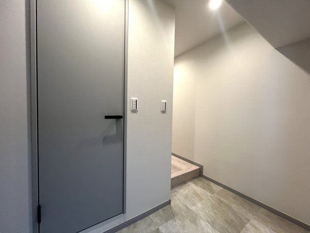 バルコニーから四季を感じる大岡川を一望♪春の桜並木は圧巻☆朝まず外を眺めるのが習慣化しちゃいそうでコワい！！身も心もレインボーになれる【伊勢佐木町レインボーマンション】リノベーションの玄関|玄関です