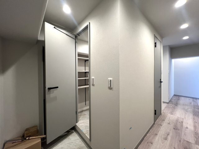バルコニーから四季を感じる大岡川を一望♪春の桜並木は圧巻☆朝まず外を眺めるのが習慣化しちゃいそうでコワい！！身も心もレインボーになれる【伊勢佐木町レインボーマンション】リノベーションの玄関|玄関です