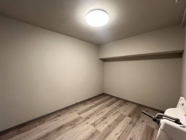バルコニーから四季を感じる大岡川を一望♪春の桜並木は圧巻☆朝まず外を眺めるのが習慣化しちゃいそうでコワい！！身も心もレインボーになれる【伊勢佐木町レインボーマンション】リノベーションの洋室|個人の部屋や寝室として使える洋室です