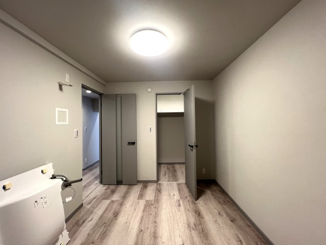バルコニーから四季を感じる大岡川を一望♪春の桜並木は圧巻☆朝まず外を眺めるのが習慣化しちゃいそうでコワい！！身も心もレインボーになれる【伊勢佐木町レインボーマンション】リノベーションの洋室|洋室です