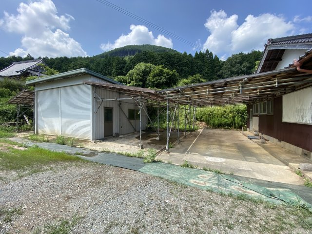 丹波市青垣町栗住野の中古一戸建の外観|カーポート、倉庫