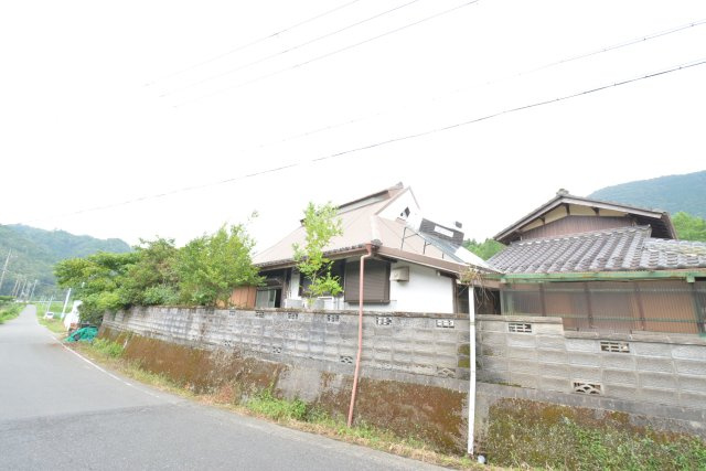 丹波市春日町栢野の中古一戸建の前面道路含む現地写真