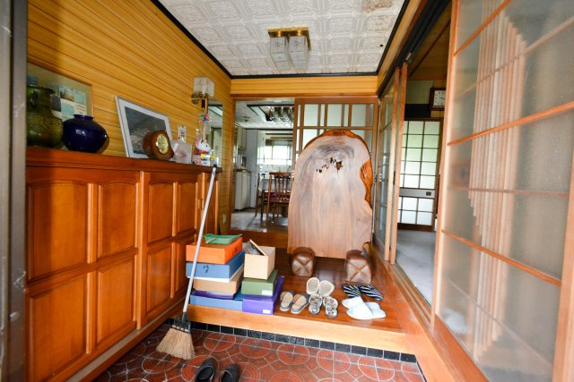 丹波市春日町栢野の中古一戸建の玄関