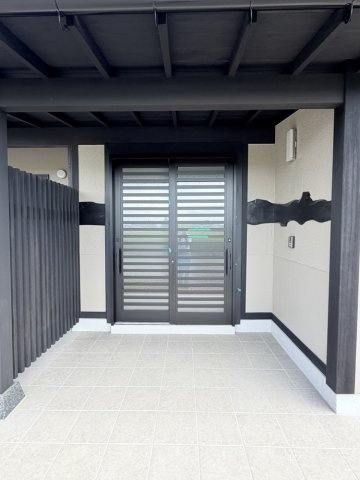 安曇野市豊科高家　中古住宅の玄関