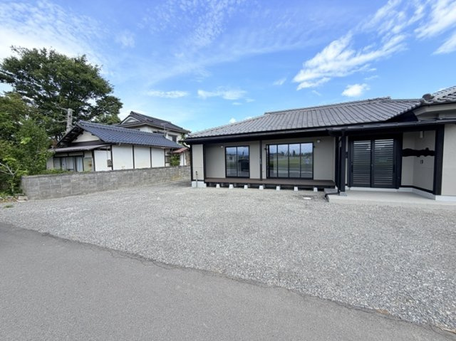 安曇野市豊科高家　中古住宅の駐車場