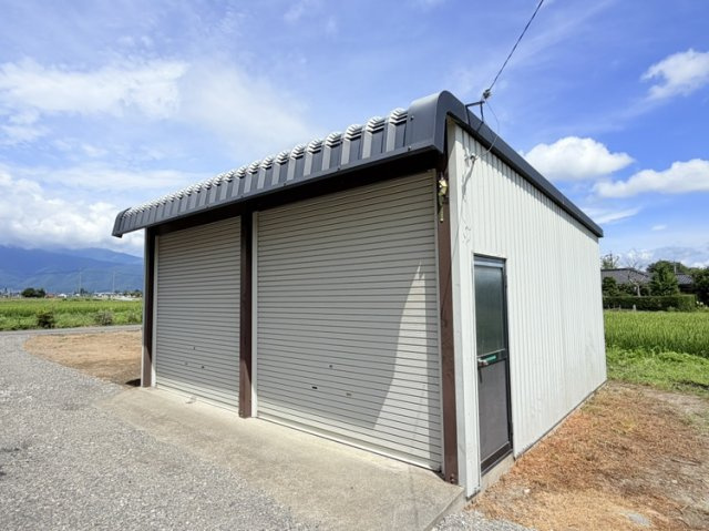 安曇野市豊科高家　中古住宅の駐車場|車庫