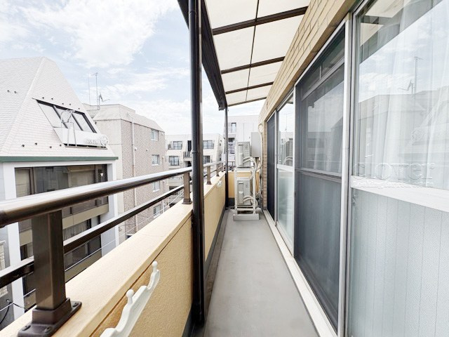 【バルコニー】 | 中野新橋ヒミコセラン | バルコニーの様子。ここからの眺めが、日々のストレスを発散してくれることでしょう。ちなみにバルコニーは専有部分ではなく「共用部分」の扱いです。～即日のご見学可能～　お問合せはお気軽にどうぞ。