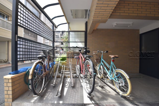 【駐輪場】 | 中野新橋ヒミコセラン | 自転車置き場。マンションの共用部にあたります。空きの有無や駐輪料金、各戸の台数制限などについては、改めてお問い合わせください。～即日のご見学可能～　お問合せはお気軽にどうぞ。

