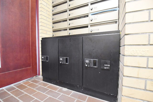 【設備】 | 中野新橋ヒミコセラン | 通勤や通学、おでかけなどで家をあけている間にも荷物を受け取れる宅配BOX。ネット通販や宅配サービスの利用頻度が高い人にとっても、うれしい設備です。～即日のご見学可能～　お問合せはお気軽にどうぞ。
