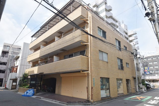 【外観】 | 中野新橋ヒミコセラン | 青空によく映える建物です。手入れの行き届いた外壁やマンション正面エントランスなど、綺麗な姿をぜひ一度、現地にてご覧ください。～即日のご見学可能～　お問合せはお気軽にどうぞ。
