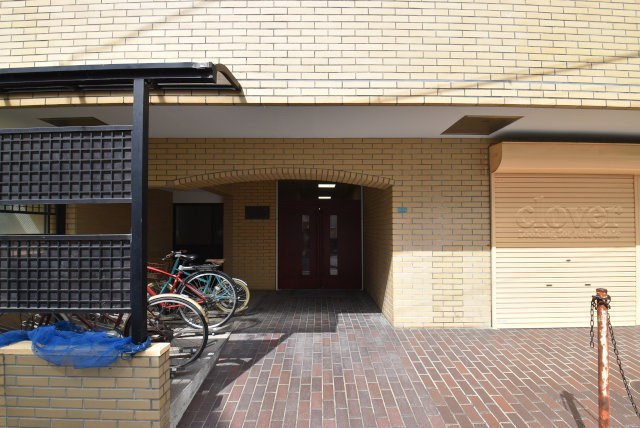 【エントランス】 | 中野新橋ヒミコセラン | マンションの正面エントランス。出入りする人間を癒してくれるマンション入り口であり、その建物の「顔」でもあります。～即日のご見学可能～　お問合せはお気軽にどうぞ。
