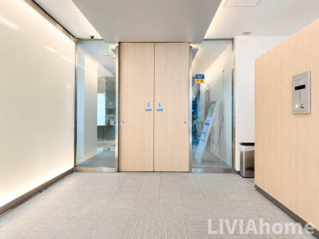 港区三田５丁目の賃貸マンションのエントランス