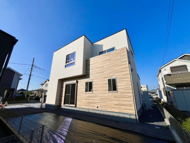 古河市雷電町　第２期　全2邸の外観|〇１号棟　外観〇
マルチユーススペース付きの広々リビング♪家事の負担を減らす『水廻り集中設計』のお家です（＾＾）
2026年9月撮影