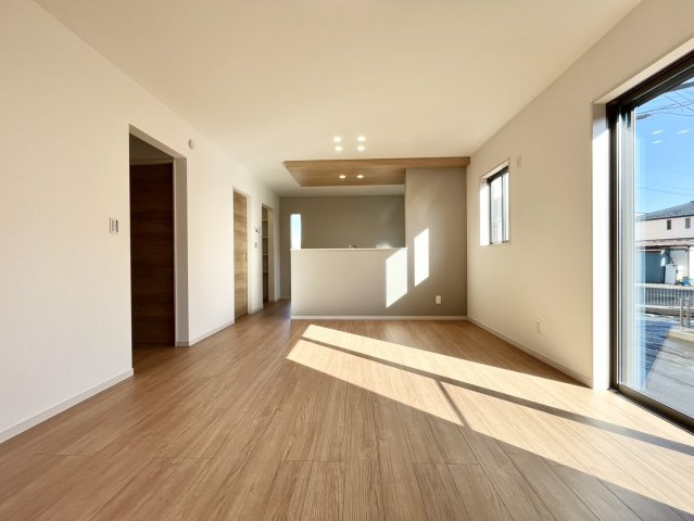 古河市雷電町　第２期　全2邸の居間・リビング|〇１号棟　リビング〇
奥行きのあるリビング。対面キッチンなので、家族との会話を楽しみながら料理を作ることができます♪
2026年9月撮影