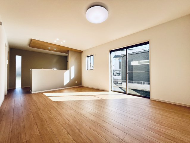 古河市雷電町　第２期　全2邸の居間・リビング|〇１号棟　リビング〇
落ち着きのある木目調のリビング。窓から明るい日差しが差し込みます♪
2026年9月撮影