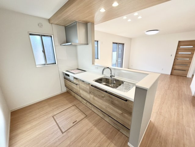 古河市雷電町　第２期　全2邸のキッチン|〇１号棟　キッチン〇
木目がおしゃれなキッチン（＾＾）お掃除楽々なIHクッキングッヒーター♪時短、節水にもなる食洗機付きです！
2026年9月撮影