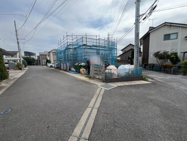 古河市雷電町　第２期　全2邸の前面道路含む現地写真|古河第六小学校まで約450m徒歩6分！古河第一中学校まで約750m徒歩10分！毎日の通学も安心の距離です（＾＾）
2026年7月撮影
