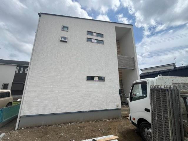 古河市雷電町　第２期　全2邸の外観|〇１号棟〇
マルチユーススペース付きの広々リビング♪家事の負担を減らす『水廻り集中設計』のお家です（＾＾）
2026年7月撮影