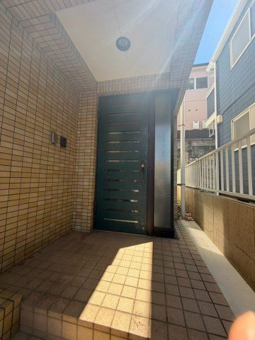 JLBグランエクリュ明大前Ⅲのエントランス
